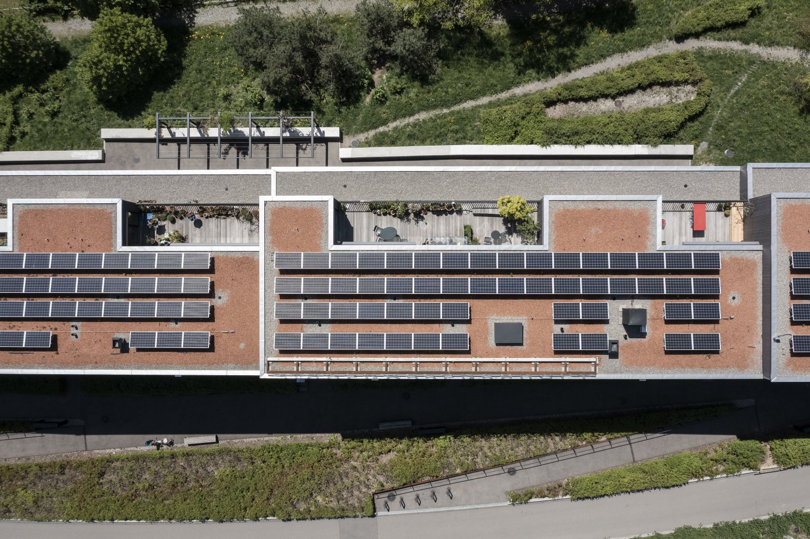 Anbauschlacht: Solarzellen auf einem Dach in Zürich. Bild: Keystone-SDA