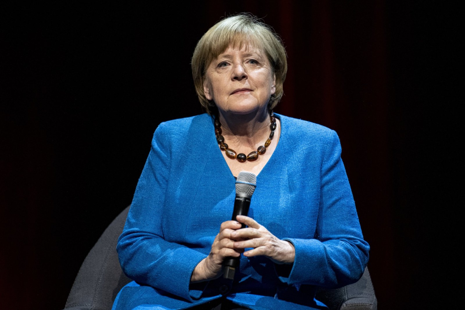 Angela Merkel, ehemalige deutsche Bundeskanzlerin, auf der Theaterbühne des Berliner Ensembles.