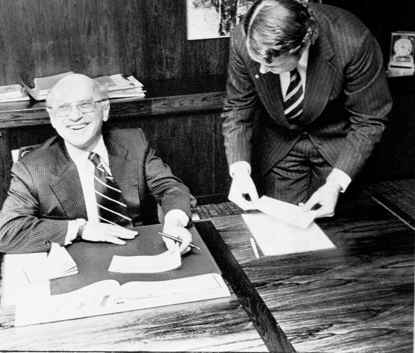 Liberaler Ökonom: Milton Friedman erhalt sein Preisgeld für den Nobelpreis, 1976 in Stockholm. Bild: Keystone