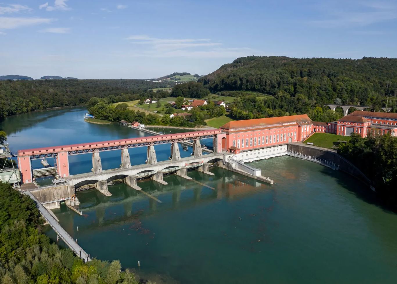 Die Axpo besitzt und betreibt über 100 Kraftwerke in der Schweiz. (im Bild: Das Kraftwerk Eglisau-Glattfelden in Zweidlen)