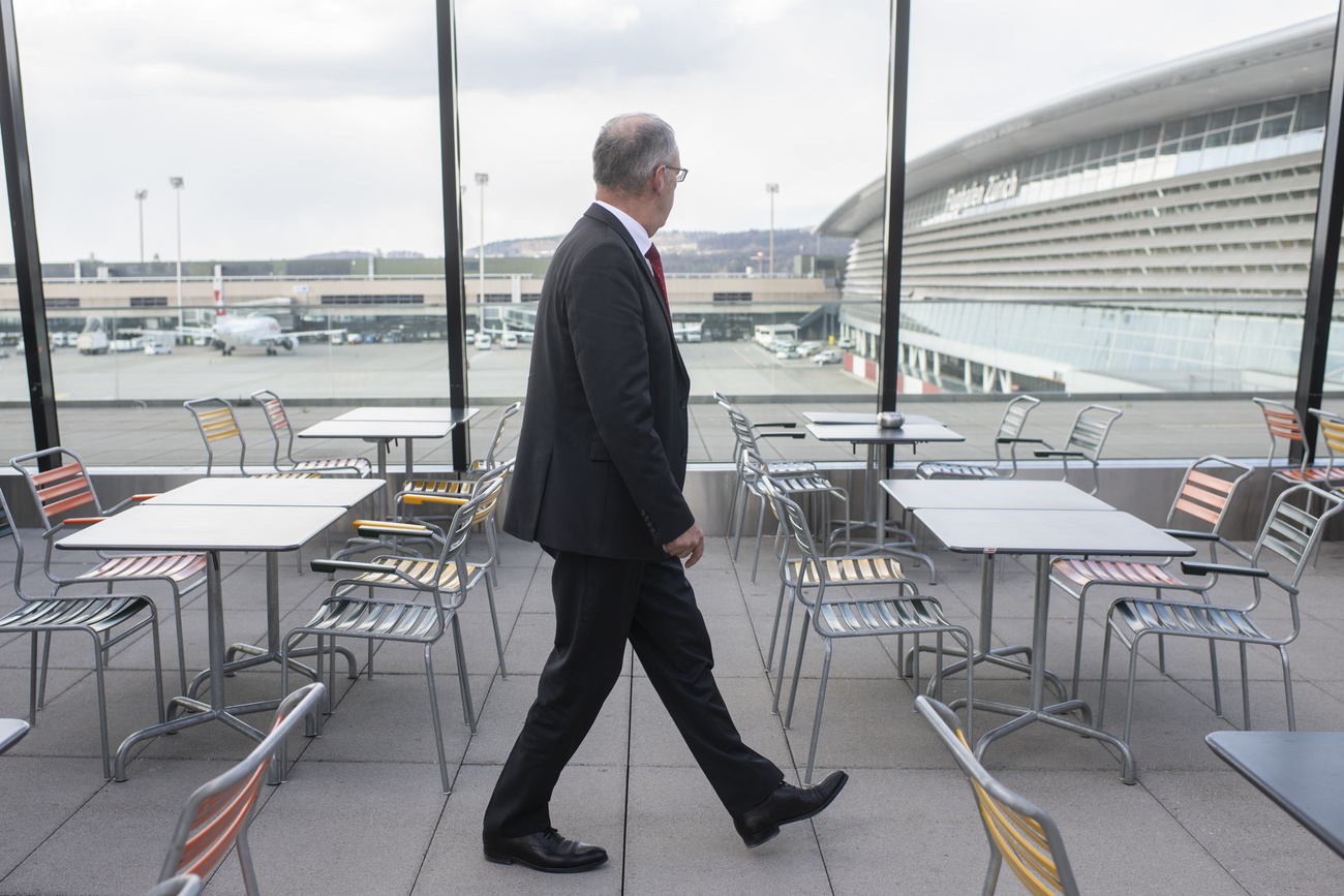 Die Auswirkungen von Krisen sind kaum vorauszusehen: Guy Parmelin 2020 im leeren Flughafen Zürich. (Bild: Keystone)