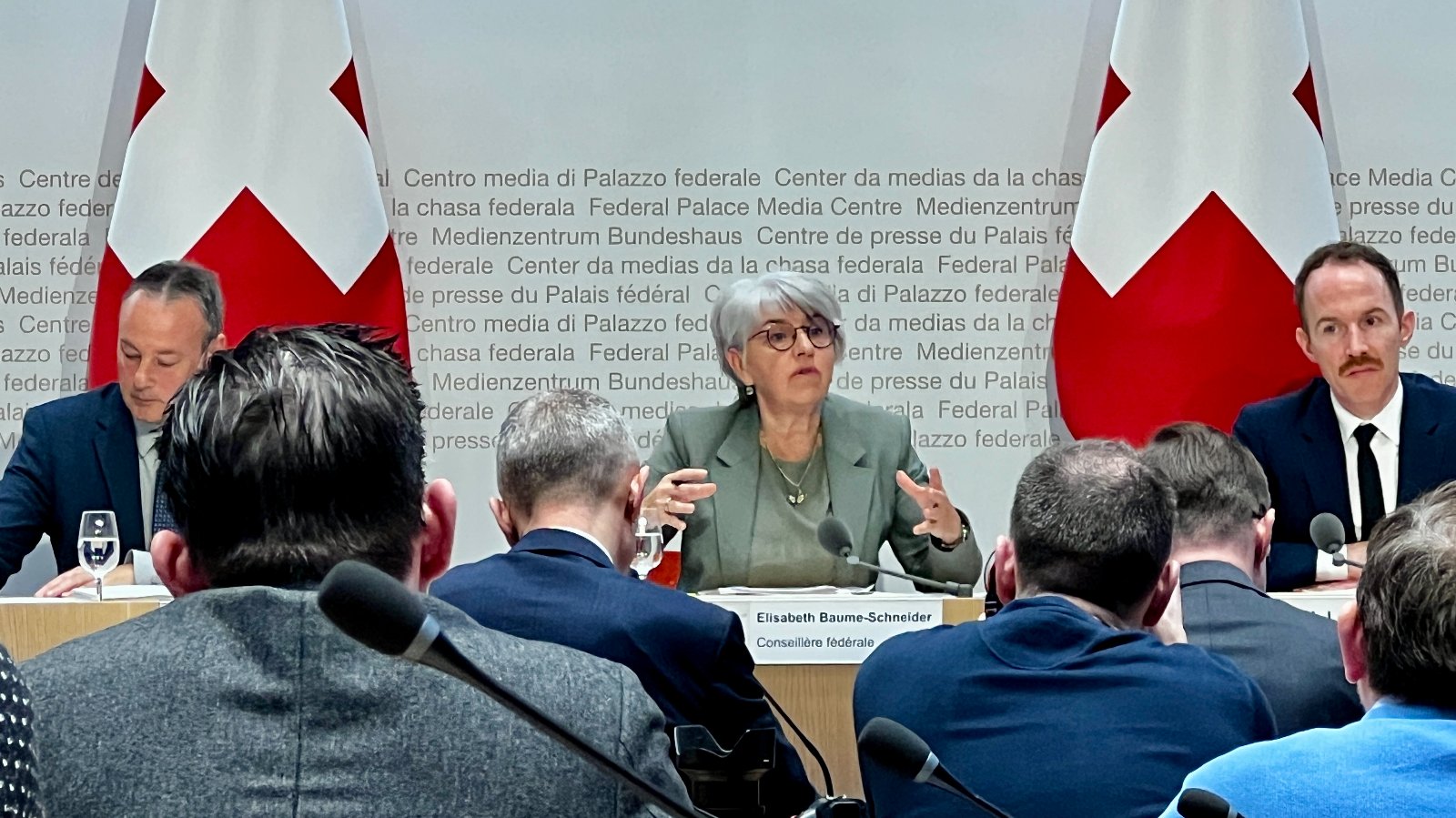 Ohne Anpassung des Rentenalters nach oben wird zu AHV so zu einem finanziellen Fass ohne Boden. Für Innenministerin Elisabeth Baume-Schneider kommt das aber nicht in Frage. Bild: Nebelspalter