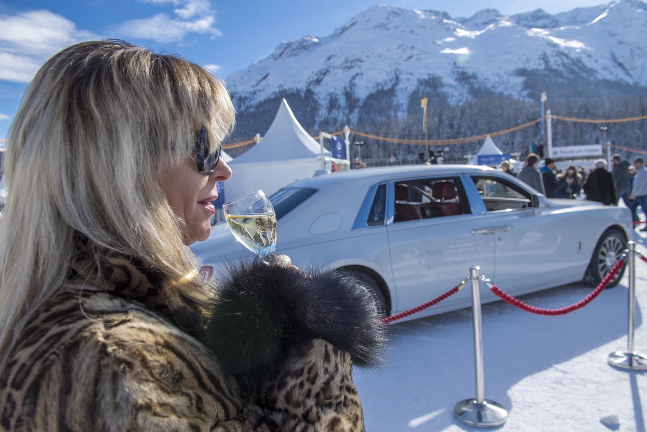 Rentnerin, die sich auf die 13. AHV-Rente freut. Bild: Keystone