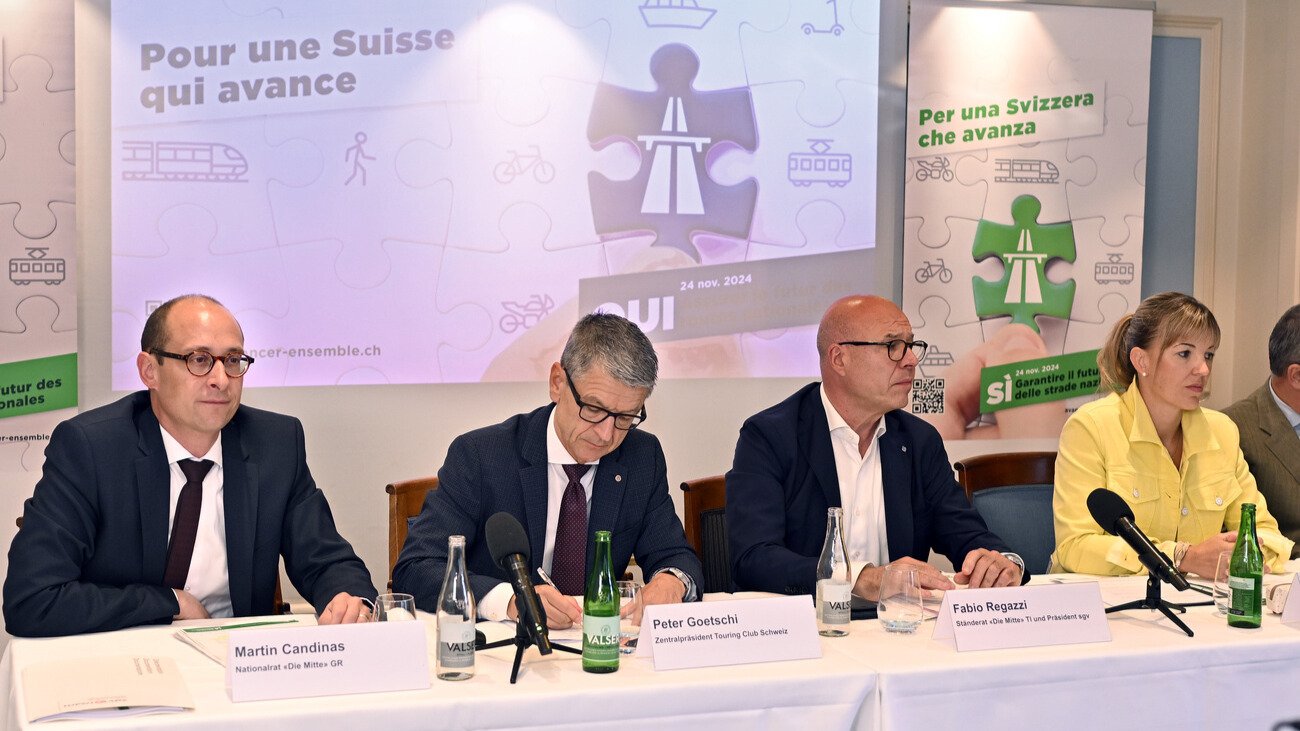 Martin Candinas (Mitte/GR), Peter Goetschi (TCS), Fabio Regazzi (Mitte/TI) und Diana Gutjahr (SVP/TG) bei der Medienkonferenz zum Autobahn-Ausbau. Bild: Keystone