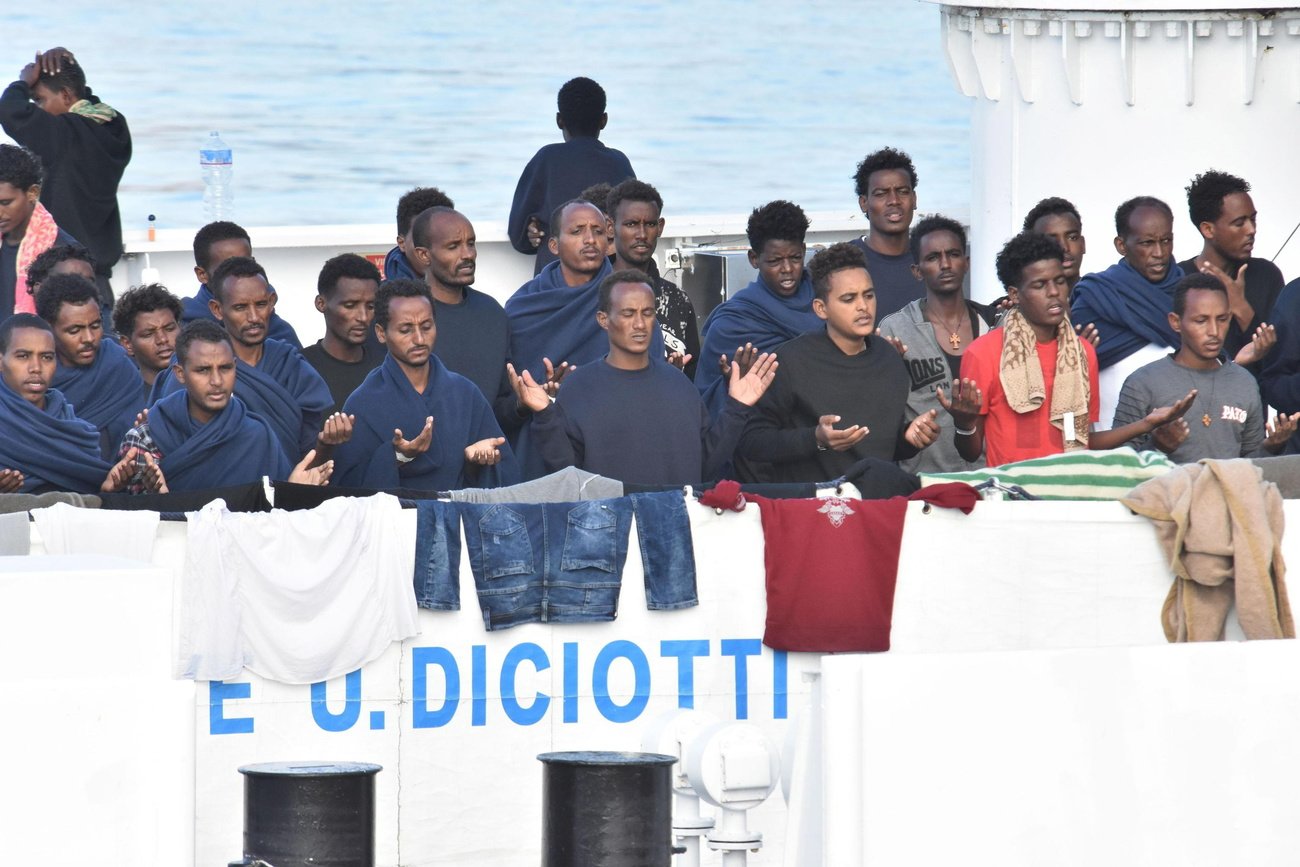Kriegsflüchtlinge? Betende Migranten bei der Schiffsankunft in Italien. Bild: Keystone