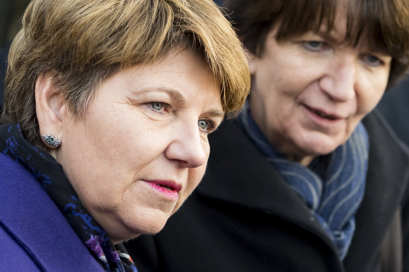 Kein Schritt ohne Beraterin. Viola Amherd und Brigitte Hauser-Süess (rechts). Bild: Keystone