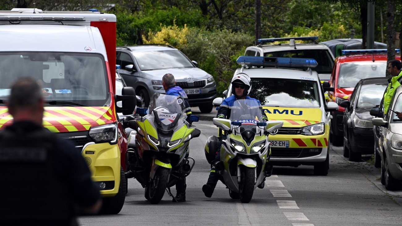 Polizei und Krankenwagen sind vor dem Gymnasium Notre-Dame-de-Toutes-Aides in Nantes, Frankreich, im Einsatz. Bild: Keystone