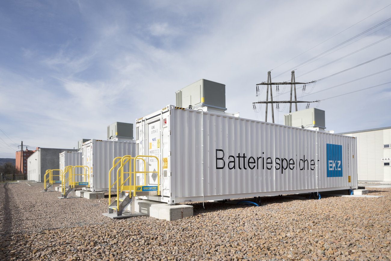 Batteriespeicher dienen nur dem kurzfristigen Stromausgleich: Grossanlage in Volketswil, ZH. Bild: Keystone