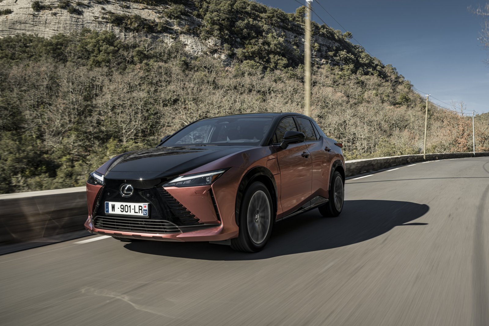 Ein grosser Kühlergrill wird bei den Elektroautos überflüssig. Die markentypische Front behält der Lexus RZ trotzdem bei. (Bild: Lexus)