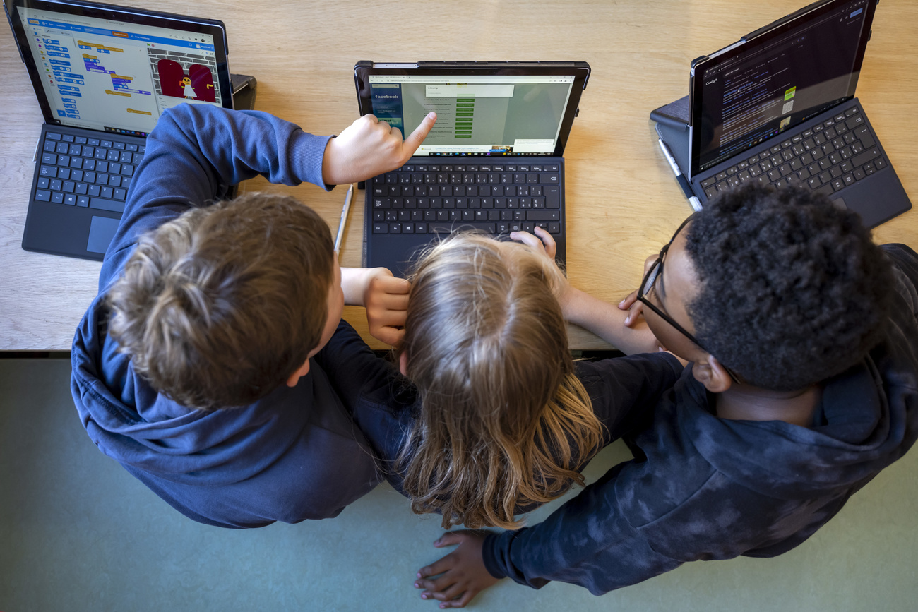 Die Kinder einfach vor den Bildschirm zu setzen ist auch in der Schule keine gute Idee. Es braucht einen differenzierten Einsatz der Technologien im Unterricht. (Bild: Keystone)