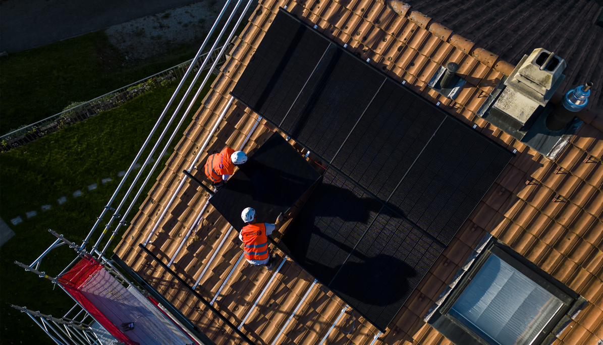Überraschend hohe Kosten: Montage einer Dach-Solaranlage in Freiburg. Bild: Keystone