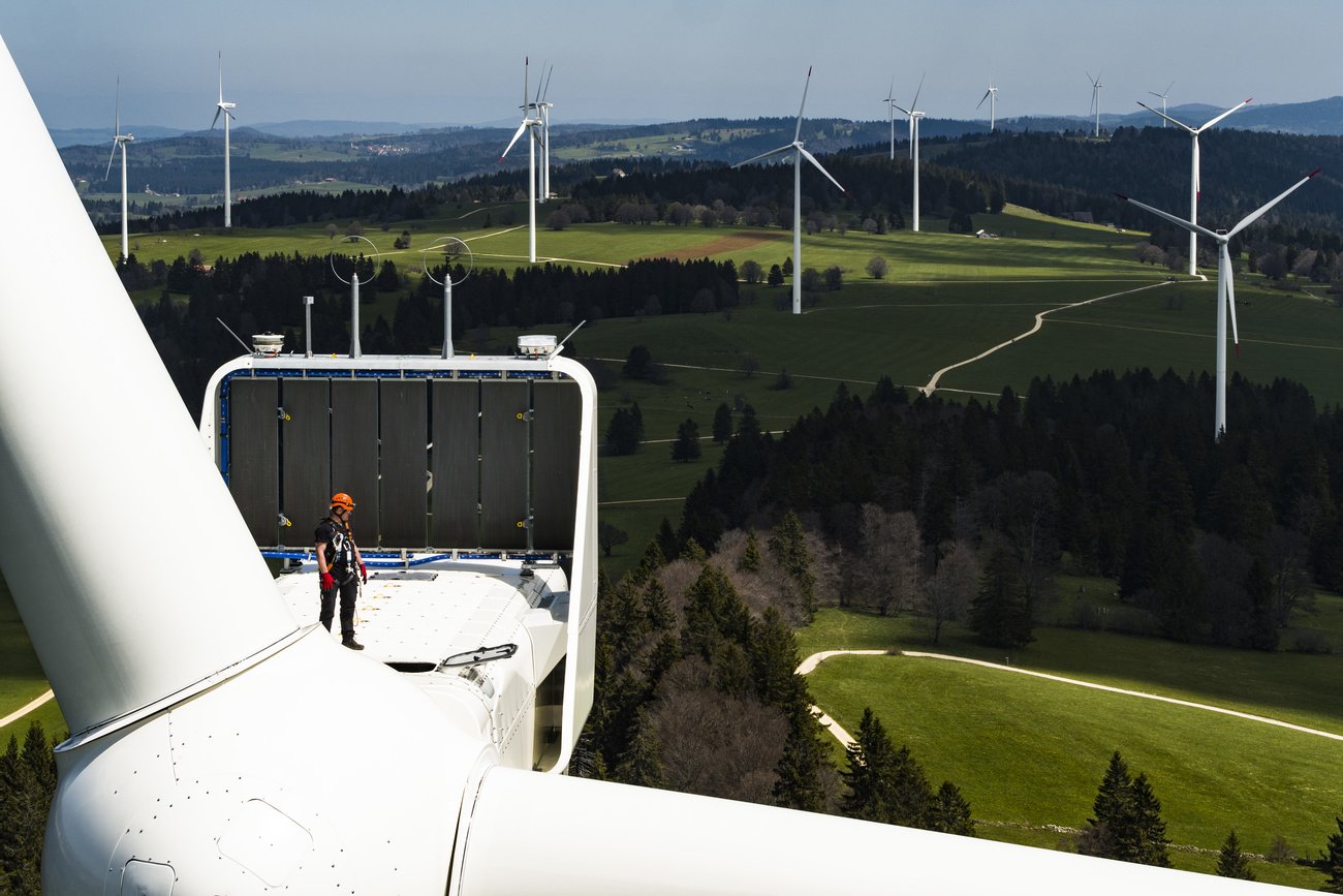 Heftiger Widerstand zu erwarten: Windpark auf dem Mont Soleil im Berner Jura. Bild: Keystone