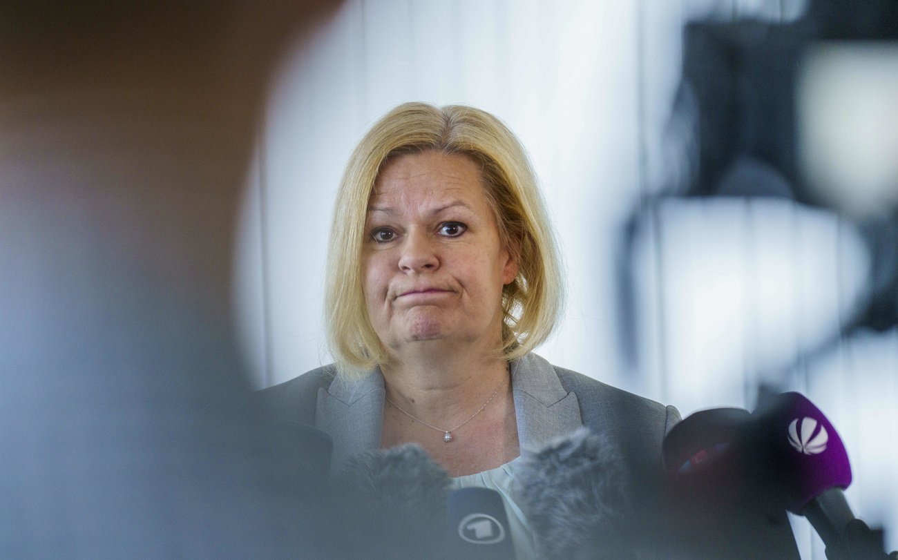 Wenn sich sogar Minister, die die Rechte und Freiheiten des Volkes zu schützen hätten, auf das dreiste Verleumden verlegen, drohen düstere Zeiten: die abtretende deutsche Innenministerin Nancy Faeser (SPD). Bild: Keystone