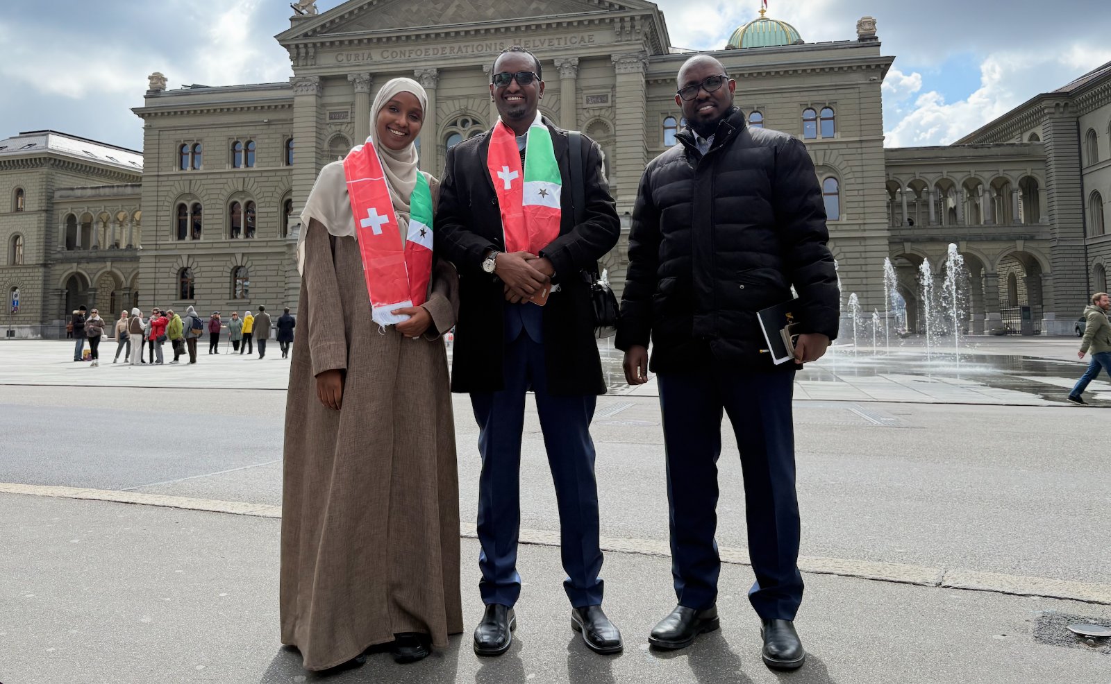 Idil Ismael Nur (links) mit der Delegation aus Somaliland vor dem Bundeshaus. Bild: fi. 