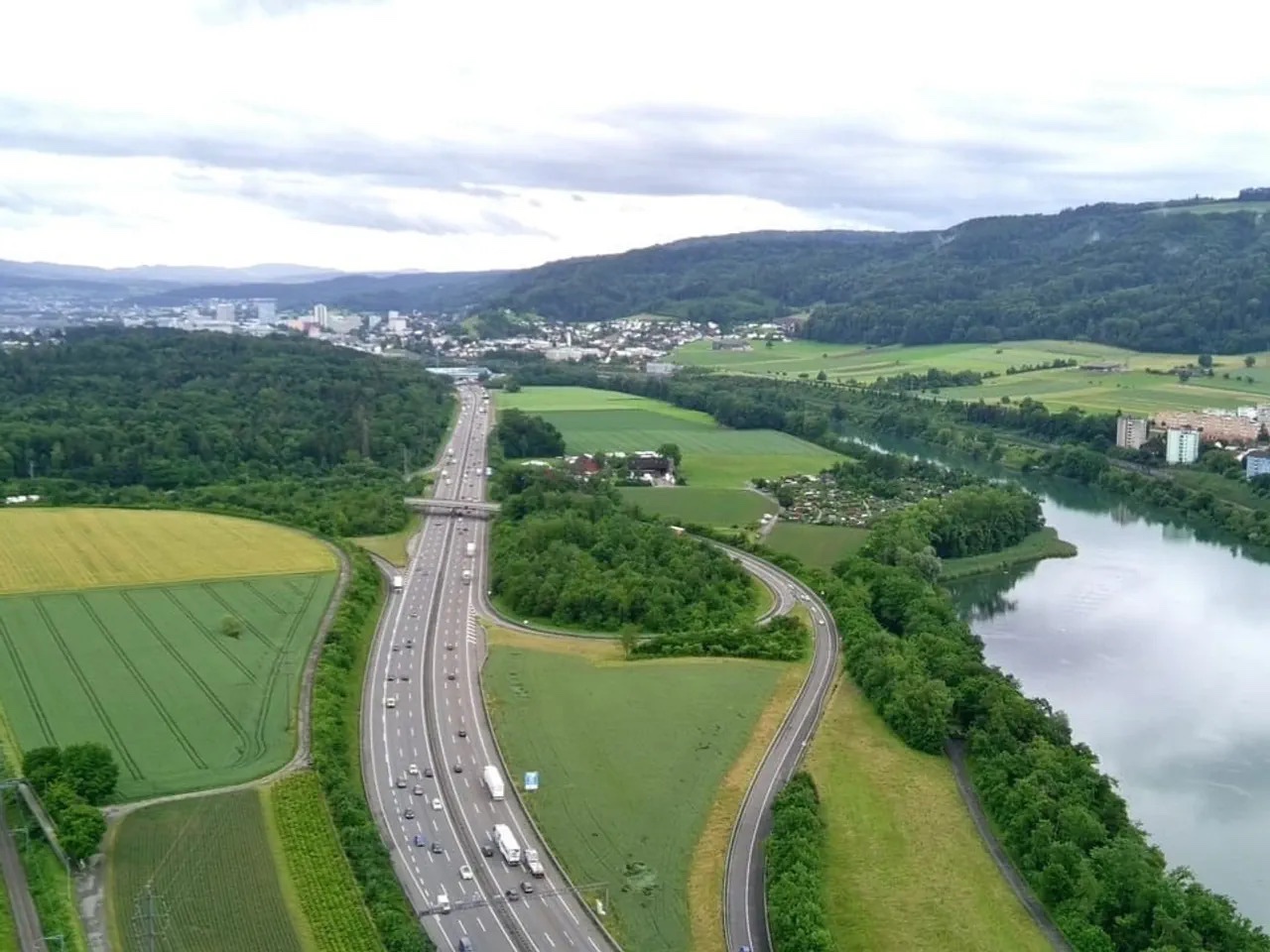 Die heilige Wiese von Wettingen nahe bei Würenlos. Sieht so eine grüne Lunge aus? Bild: SRF