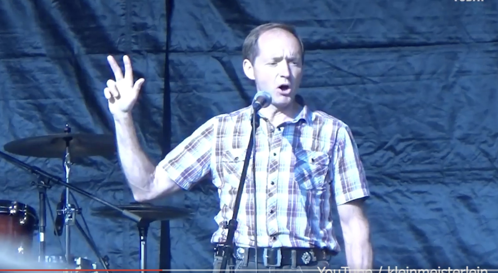 David Beeler vergreift sich bei seiner Wutrede im Ton. Foto: Youtube@kleinmeisterlein