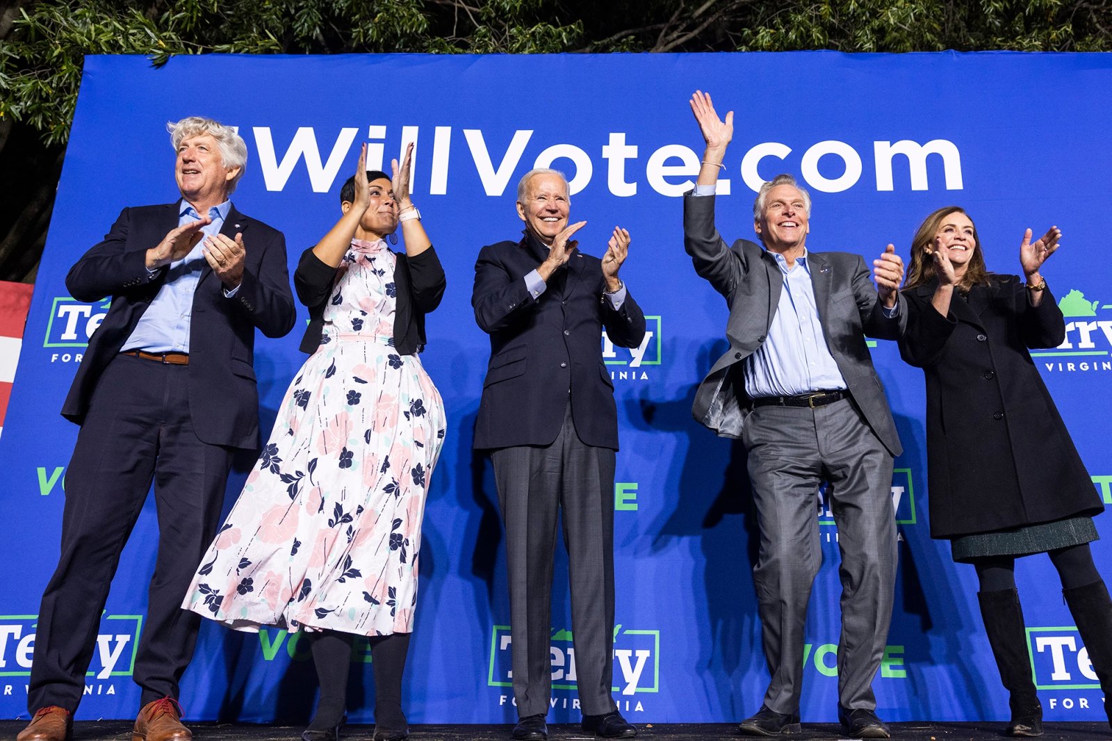 US-Präsident Joe Biden mit Terry McAuliffe (rechts von Biden) an einer Wahlveranstaltung in Virginia. McAuliffe möchte Gouverneur werden.