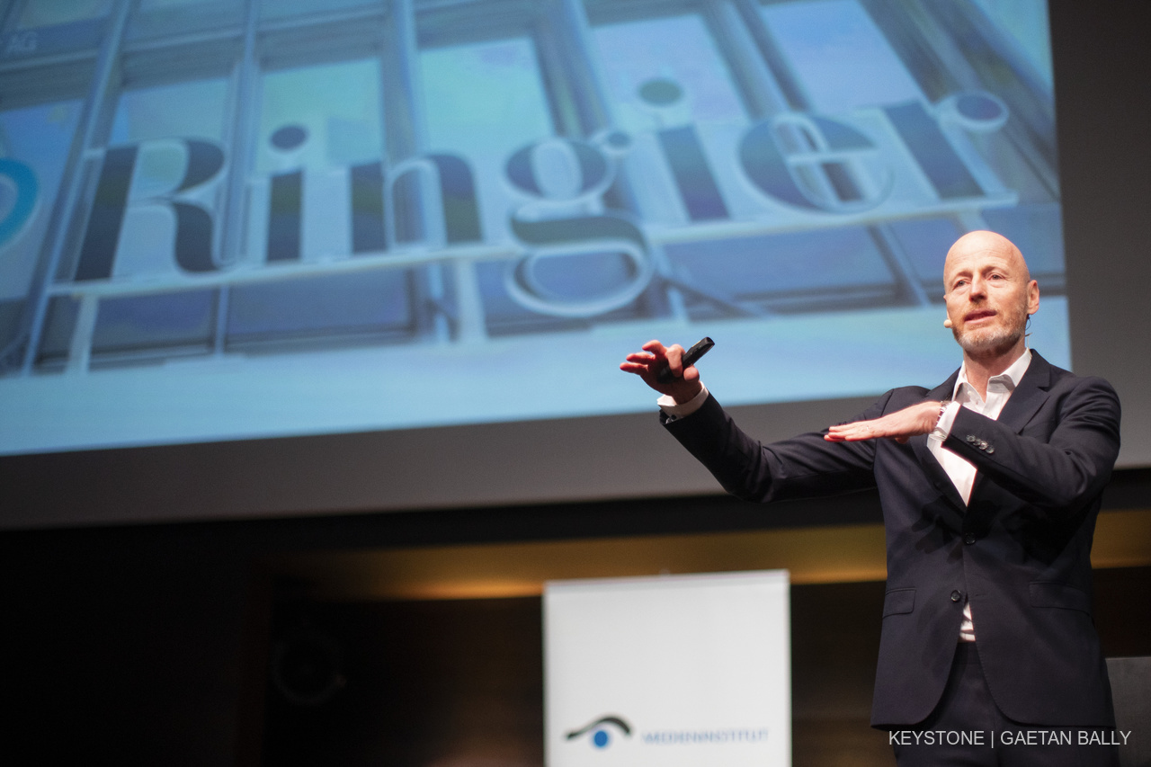 Kuscheln mit der Macht: Ringier-Chef Marc Walder. Foto: Keystone