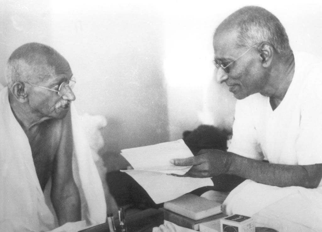 Chakravarti Rajagopalachari (rechts) im Gespräch mit Mahatma Gandhi (links). Foto: Wikipedia
