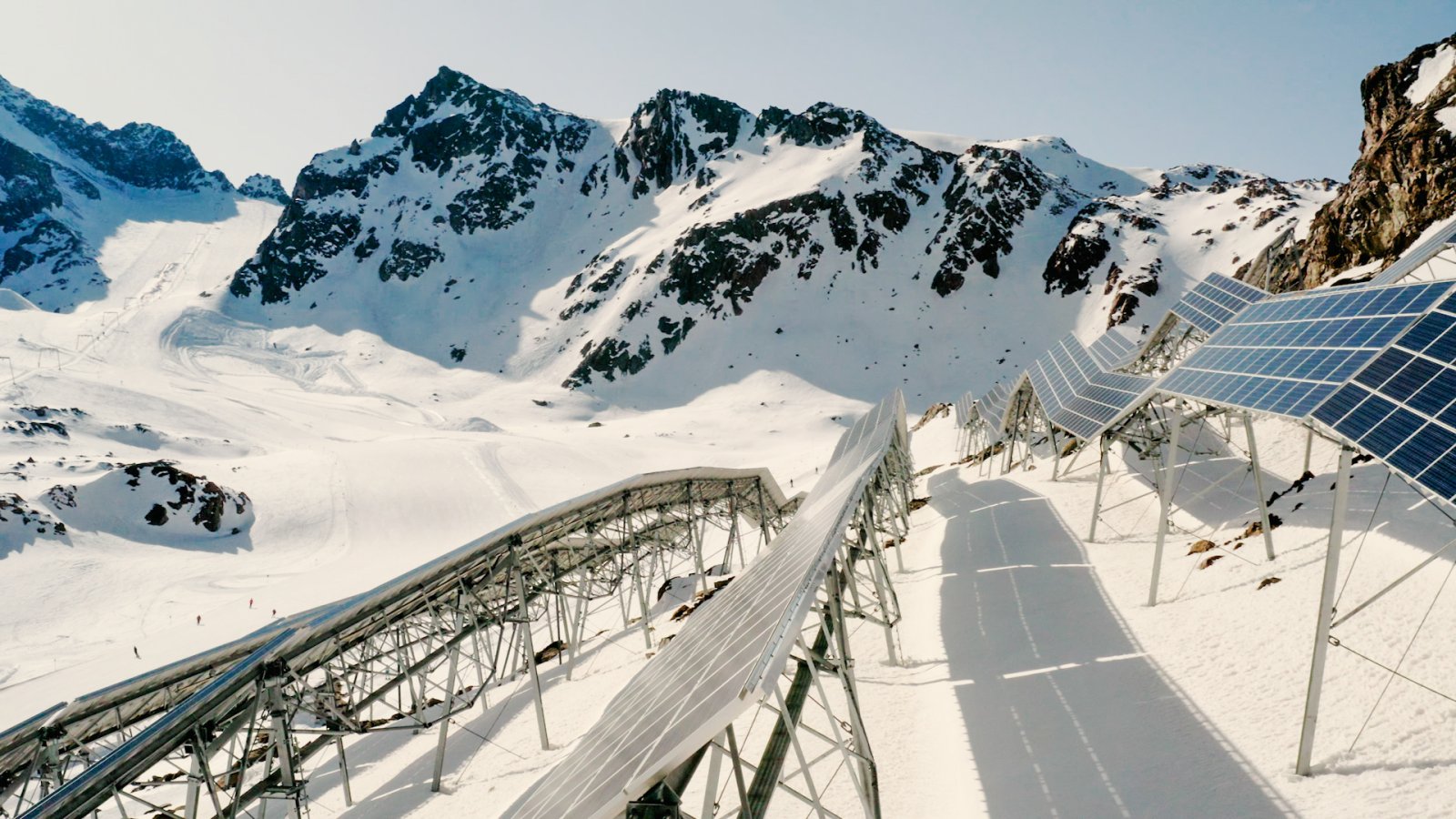 Die rund 3500 Solarpanels bei der Pitztaler Anlage sind in sieben Reihen angeordnet. Bild: ZVg