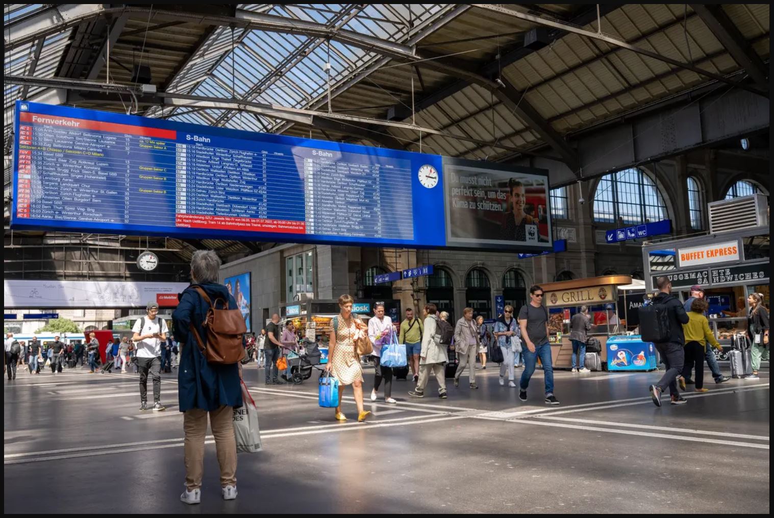 Inländer und Ausländer im Hauptbahnhof Zürich.
