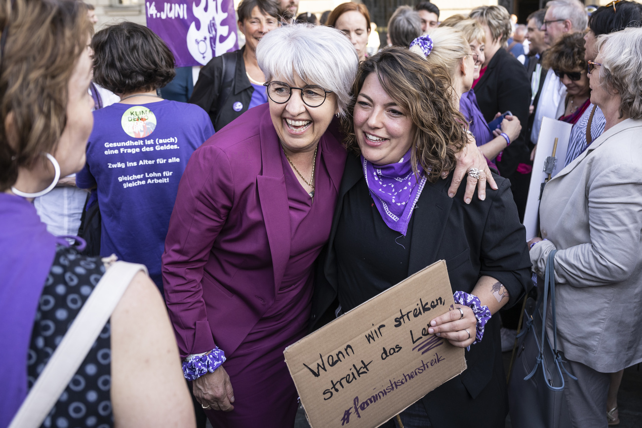 Auch die Bundesrätin streikt: Elisabeth Baume-Schneider (SP) mit SP-Nationalrätin Tamara Funiciello. 300'000 Teilnehmerinnen werden es aber nicht gewesen sein, die mit ihnen gestreikt haben. (Bild: Keystone)