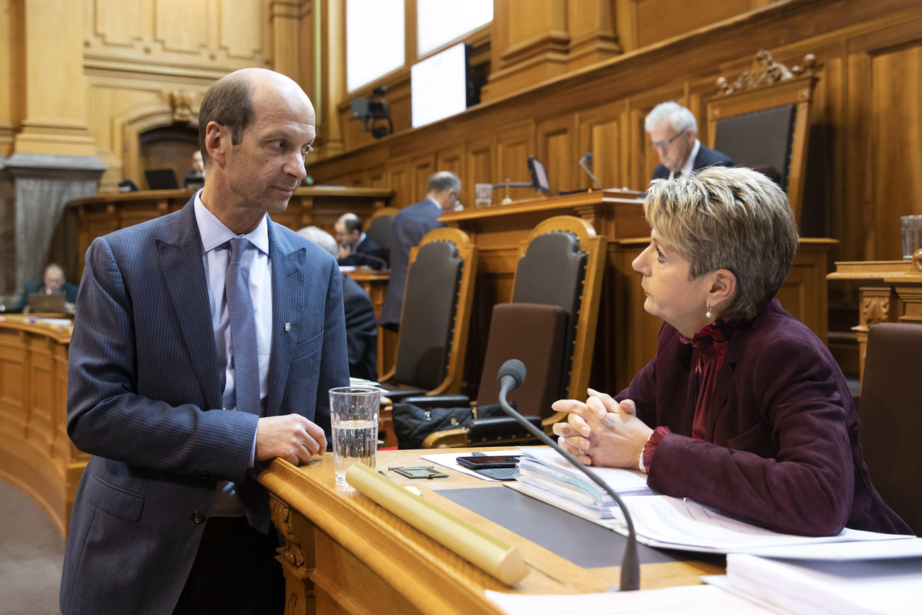 Bundesrätin Karin Keller-Sutter spricht in der entscheidenden Debatte vom Dezember 2019 mit dem Walliser Mitte-Ständerat Beat Rieder. Rieder wollte den Initianten viel mehr entgegenkommen als die Bundesrätin. (Bild. Keystone)