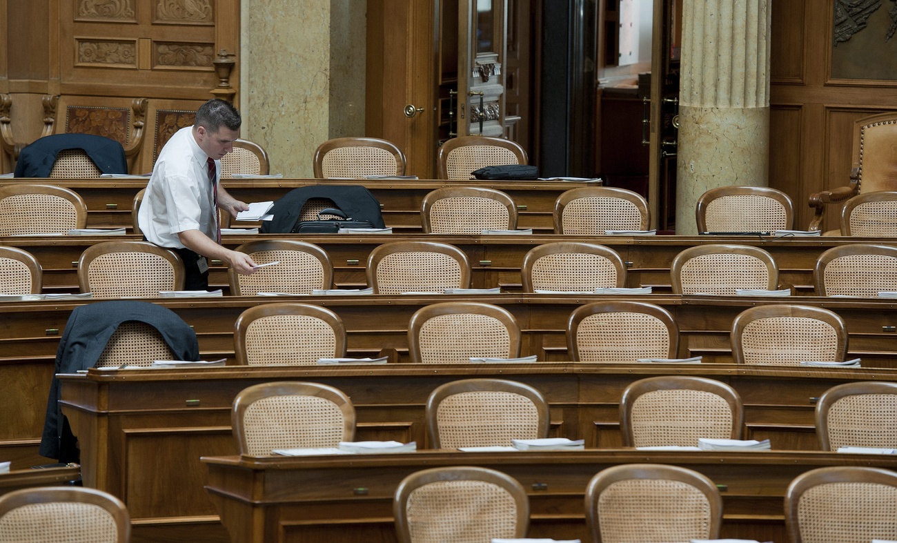 Für oder gegen die Interessen der Hauseigentümer abgestimmt? Ein Weibel verteilt im Nationalratssaal Unterlagen. Bild: Keystone