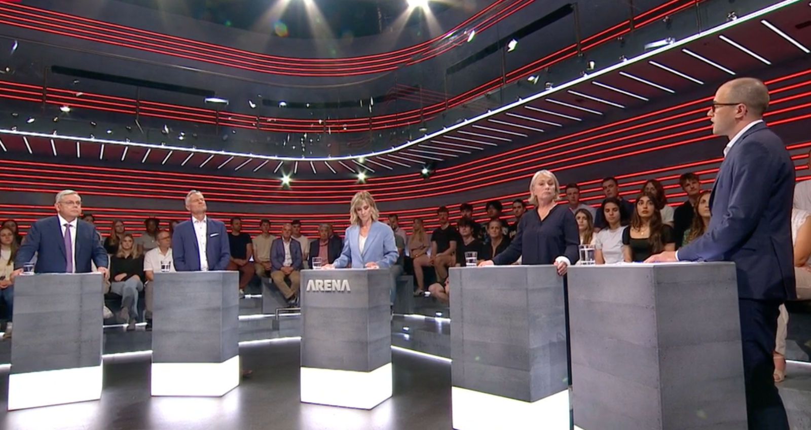Alle gegen Franz Grüter (links): Mathias Michel, Elisabeth Schneider-Schneiter und David Roth. Die Moderatorin Nathalie Christen in der Mitte. Screenshot: SRF