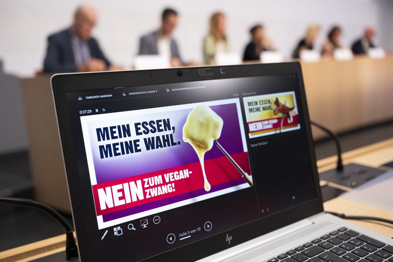 Am Donnerstag hat eine breite Allianz aus SVP, FDP, Mitte, SP, Grünen, Bauernverband, Gastronomieverband, Gewerbeverband und Ernährungsindustrie den Abstimmungskampf gegen die «Ernährungsinitiative» lanciert. Bild: Keystone