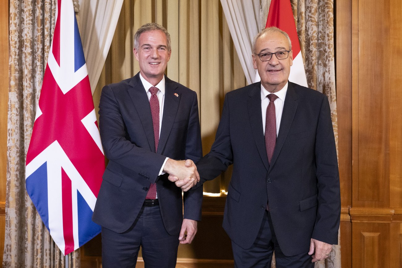 Ein Handschlag auf die erfolgreichen Verhandlungen: der britische Handelsminister Peter Kyle und Bundespräsident Guy Parmelin. Bild: Keystone