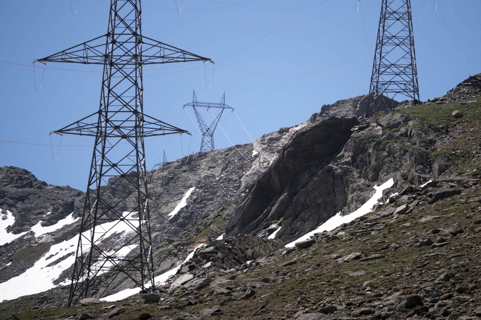 Schon heute ist das Stromnetz im Wallis immer wieder überlastet: Hochspannungsleitung beim Grossen St. Bernhard. Bild: Keystone