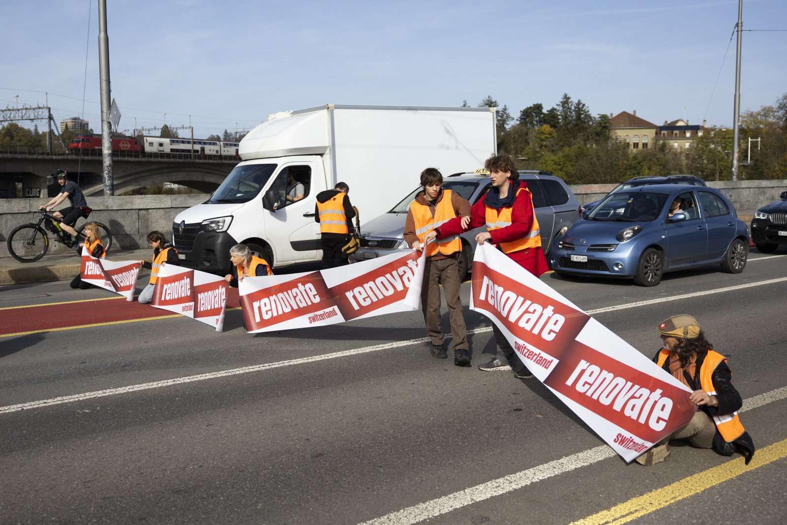 Aktivisten von «Renovate Switzerland» blockieren die Berner Lorrainebrücke, Oktober 2022. Bild: Keystone
