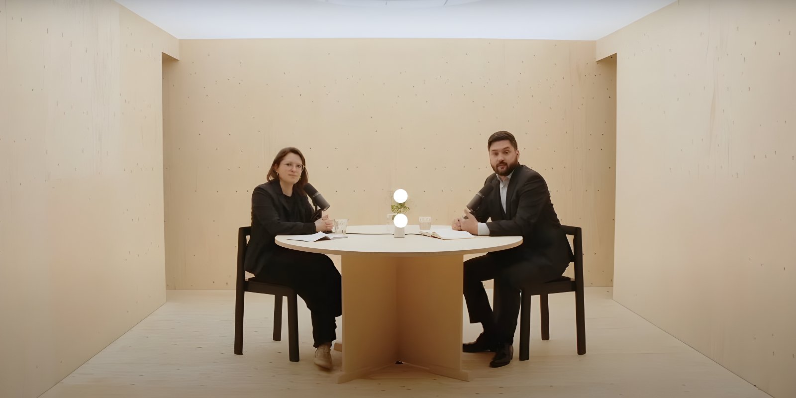 Die beiden Co-Präsidenten der SP, Mattea Meyer und Cédric Wermuth im eigenen Podcast-Studio. Bild: Screenshot Youtube