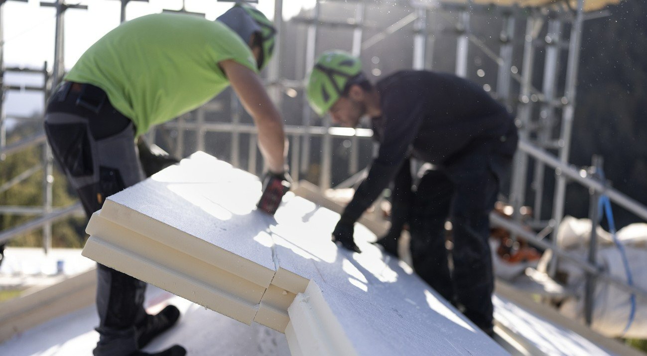 Beim Bereich Gebäude nahm der Klimagasausstoss besonders stark ab: Dachsanierung in Pfäfers SG. Bild: Keystone