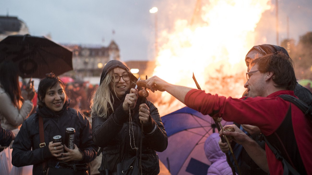 Cervelats und Feuerwerk am Zürcher Sechseläuten sind dem Nanny State ein Dorn im Auge. Bild: Keystone