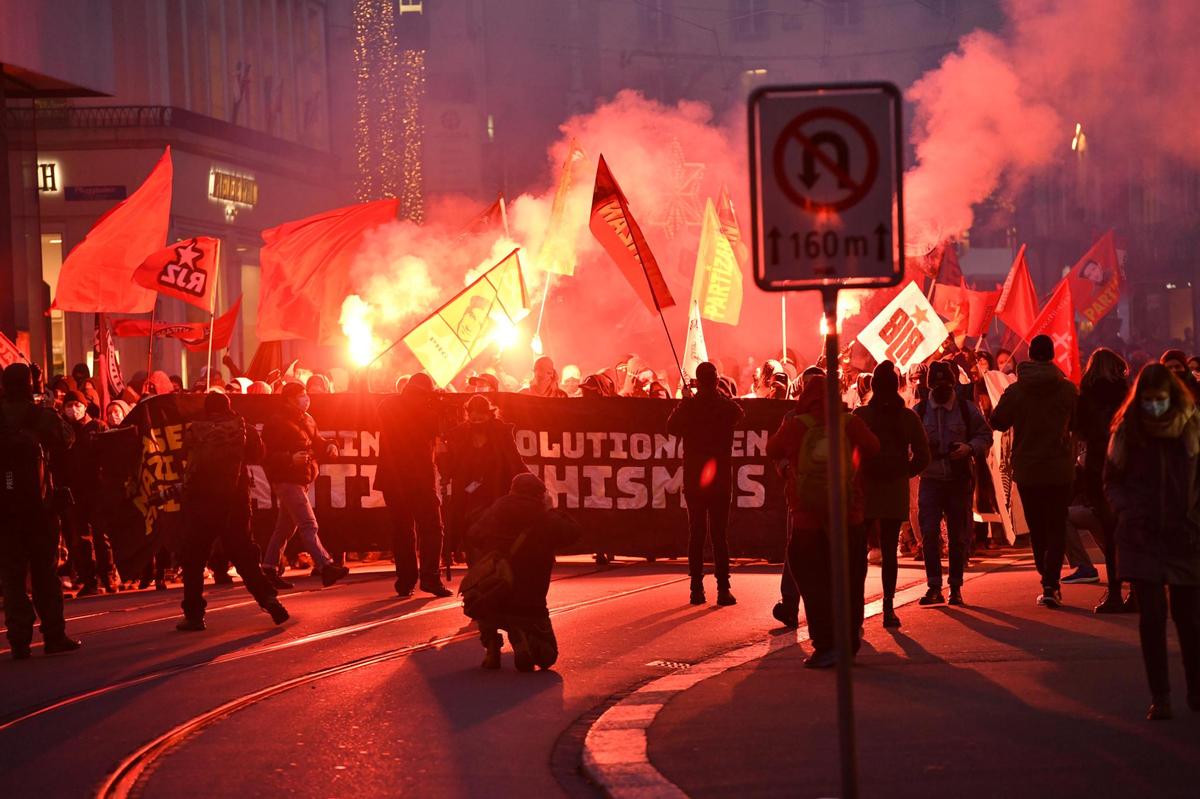 "Antifaschistische" Demonstration in der Schweiz. Oder wenn junge Leute politischen Halluzinationen verfallen.