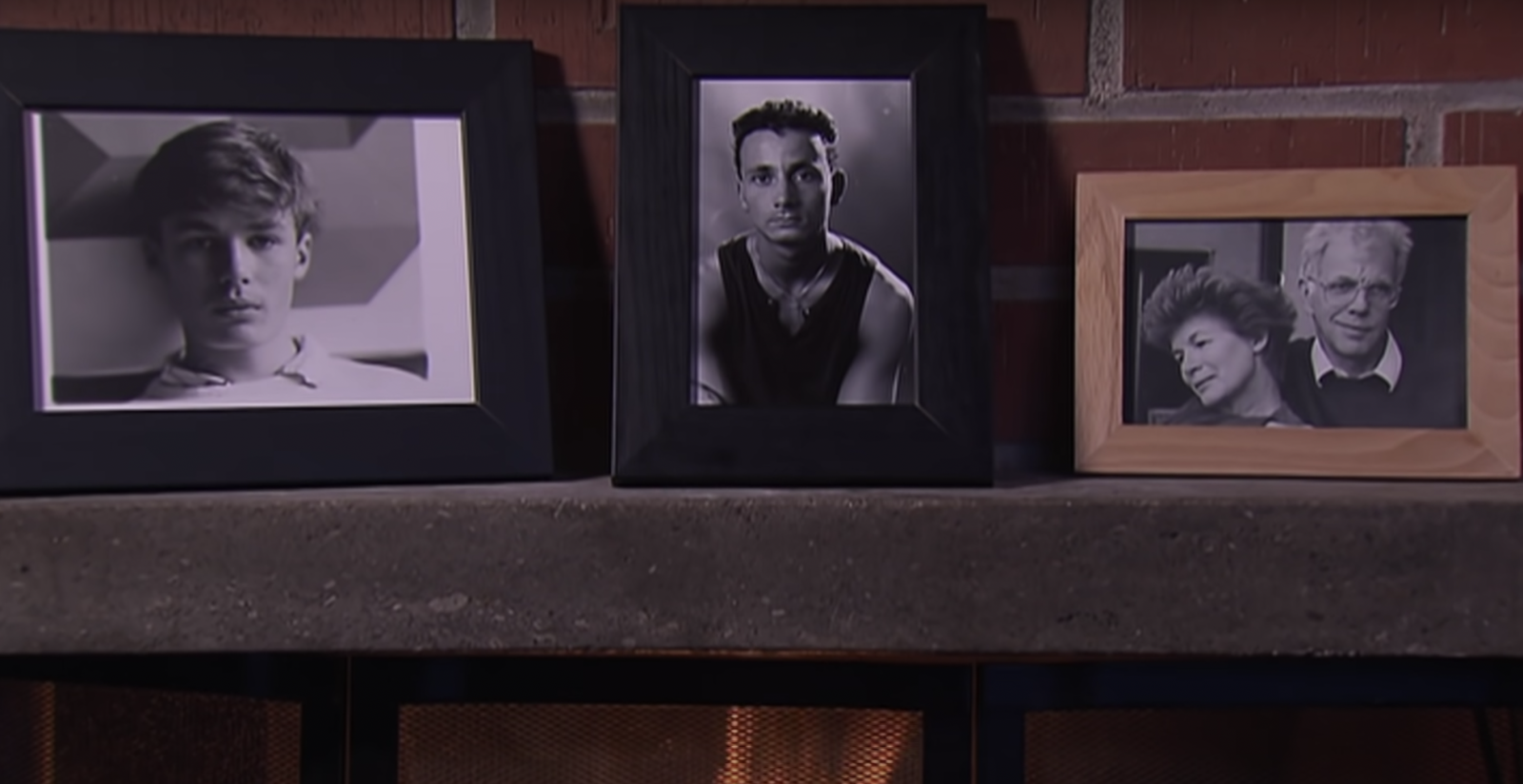 Familienaufnahmen aus dem Haus der Breitschmids (v.l.) Christian, Romano und die Eltern Ursula und Peter. (Bild: Screenshot SRF)