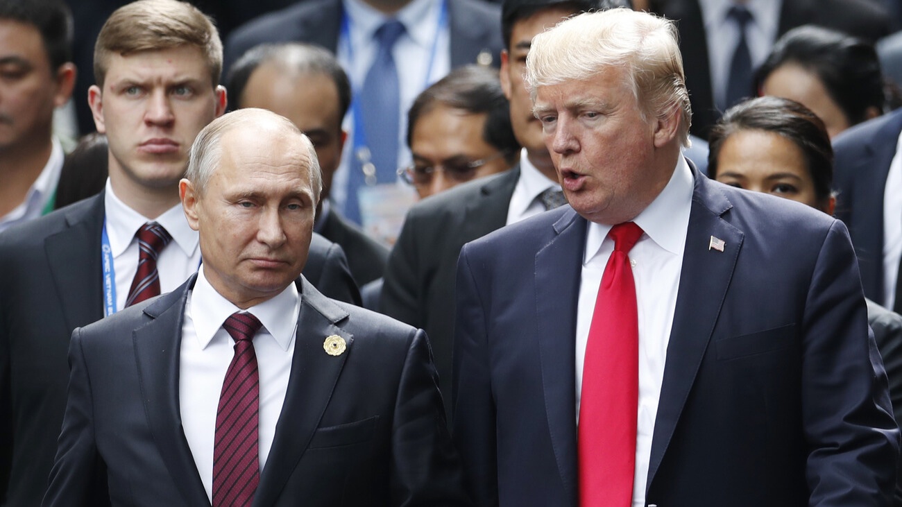 Donald Trump im Gespräch mit Wladimir Putin. Bild: Keystone