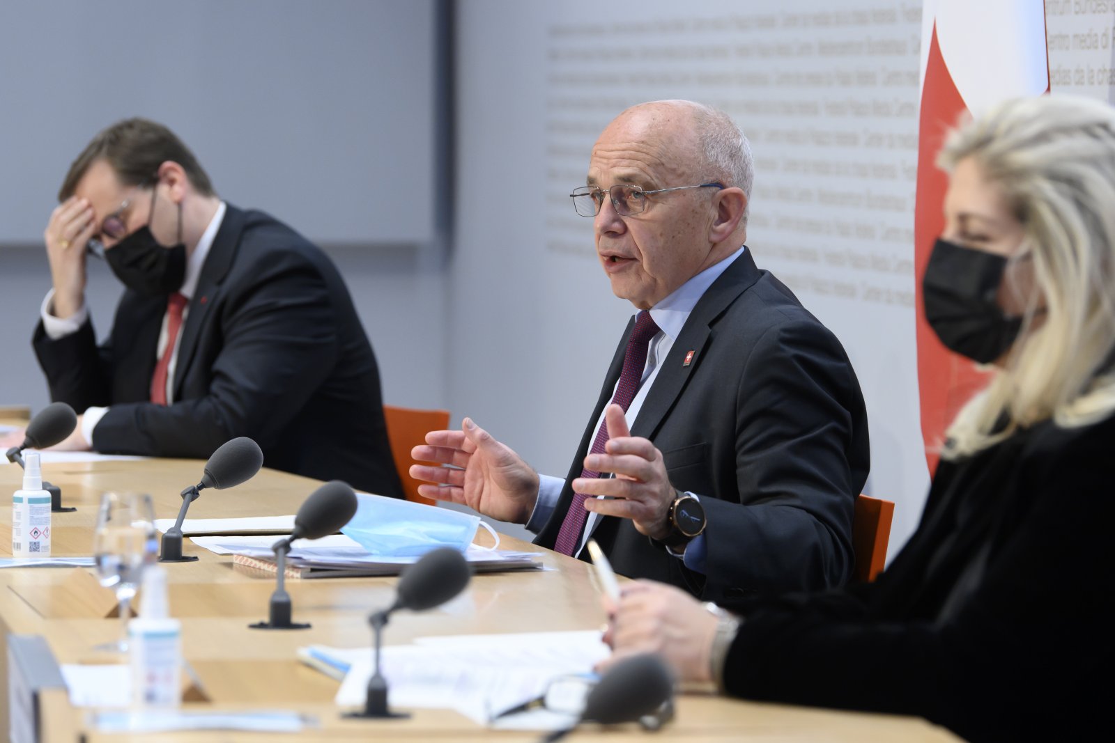 Bundesrat Ueli Maurer bei der Medienkonferenz zur OECD-Mindestbesteuerung im Januar, flankiert vom Schwyzer Regierungsrat Kaspar Michel und der Genfer Staatsrätin Nathalie Fontanet, beide im Vorstand der Konferenz der kantonalen Finanzdirektorinnen und -direktoren. Bild: Keystone