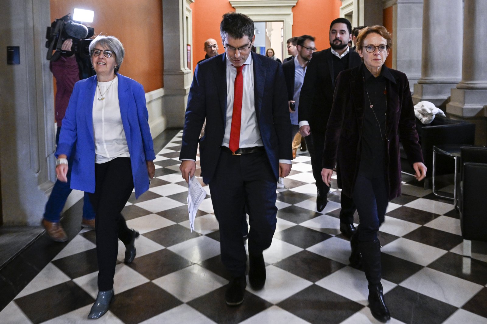 Überraschungskandidatin Elisabeth Baume-Schneider (links) zusammen mit SP-Fraktionschef Roger Nordmann und Eva Herzog. (Bild: Keystone)