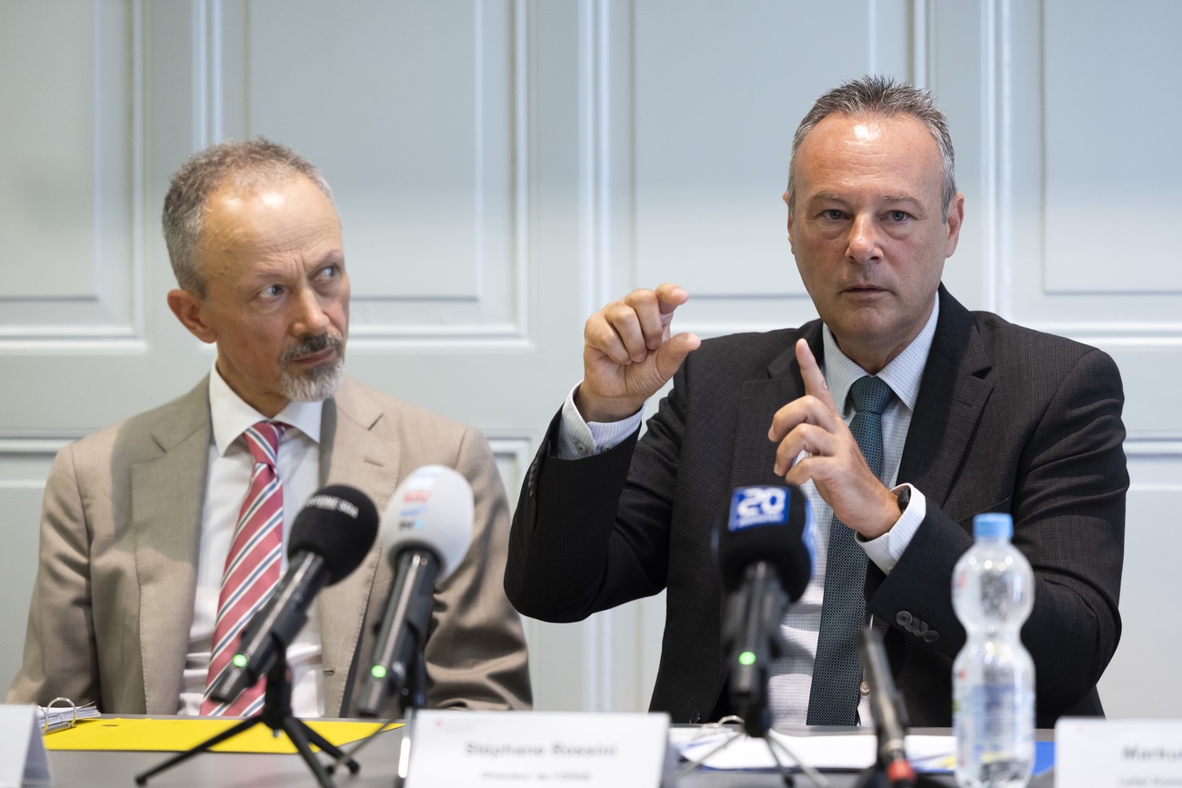 Zerknirschte Beamten. Das BSV im Beichtstuhl. (Rechts: Direktor Stéphane Rossini). Bild: Keystone