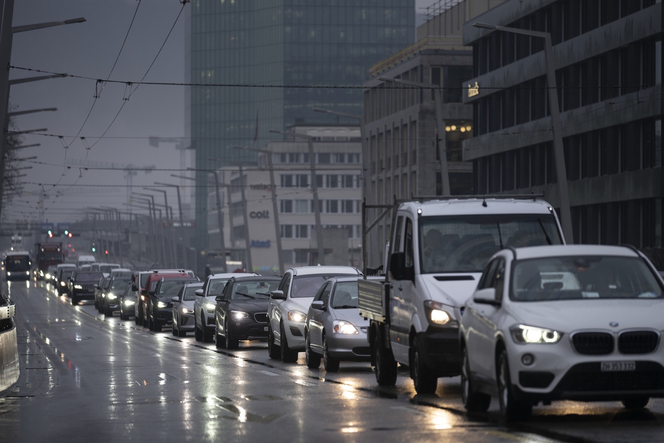 Stau in der Schweiz. Von Dichtestress keine Spur. Bild: Keystone
