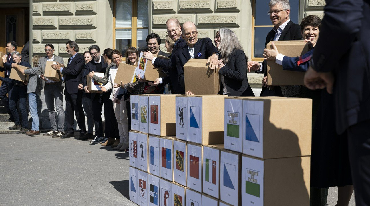 Schweizer Finanzakteure sollen keine neuen Öl- und Gasprojekte im Ausland mehr finanzieren: Einreichung der Finanzplatz-Initiative im April 2026. Bild: Keystone