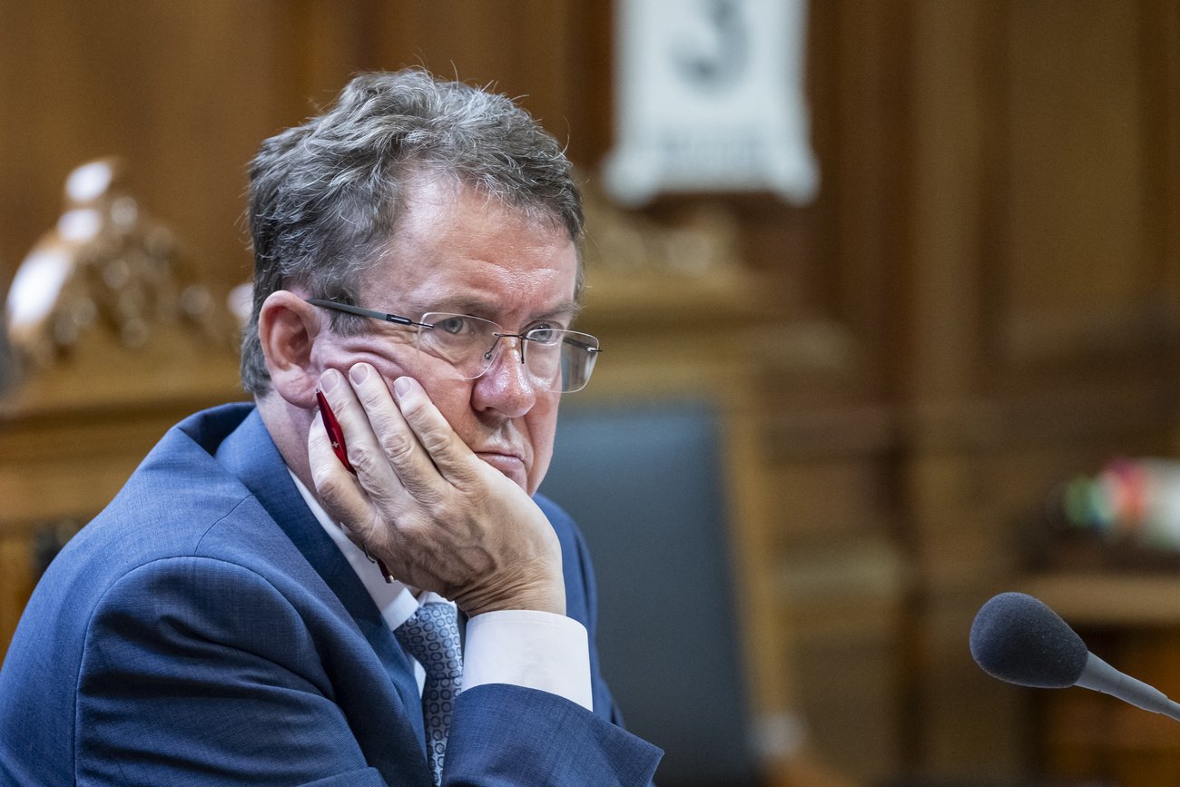 Zum Zuhören verdammt: Bundesrat Albert Rösti während der Atomdebatte. Bild: Keystone