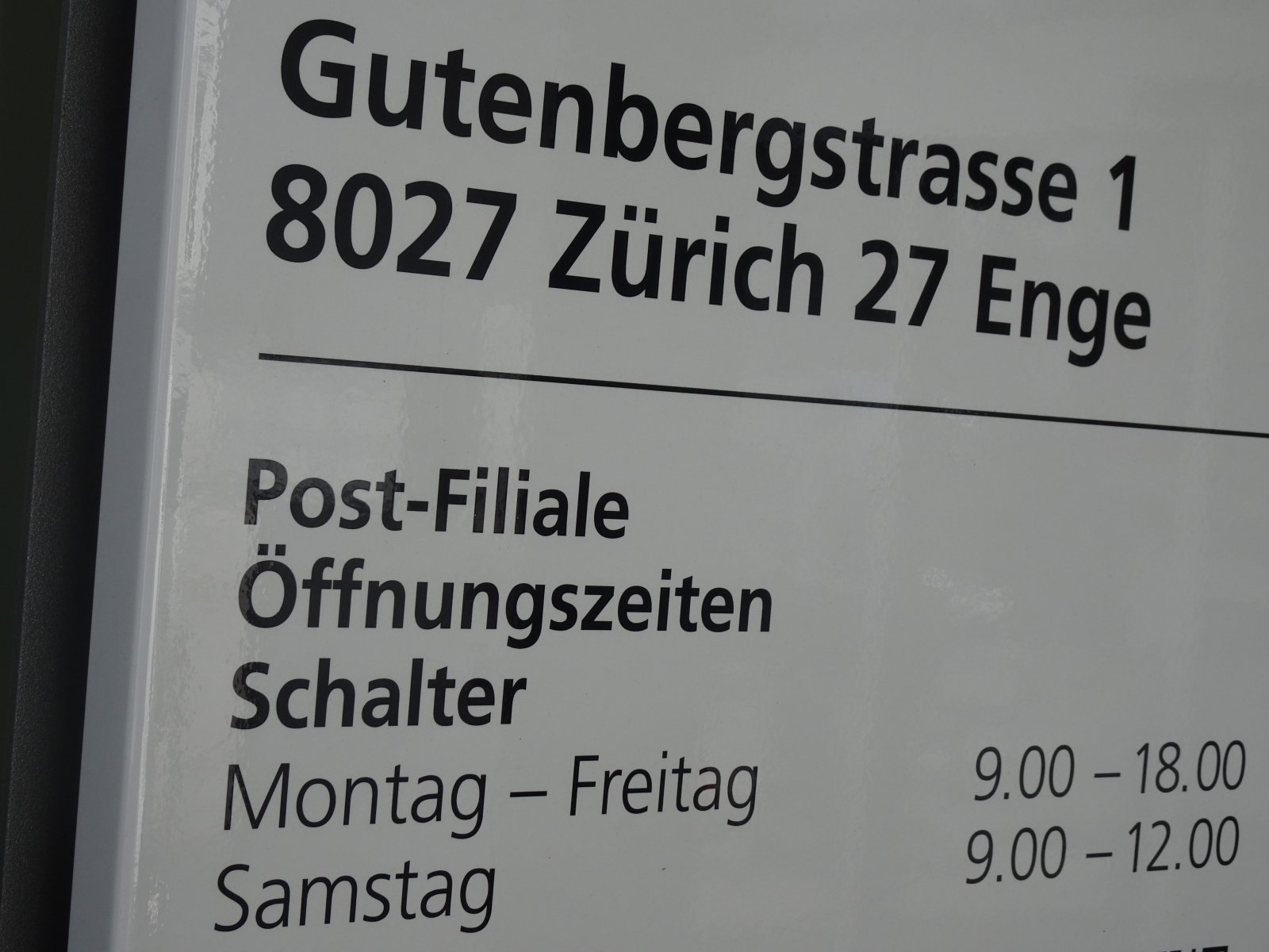 Schalter gehen erst um 9 Uhr auf Bild: Beni Frenkel