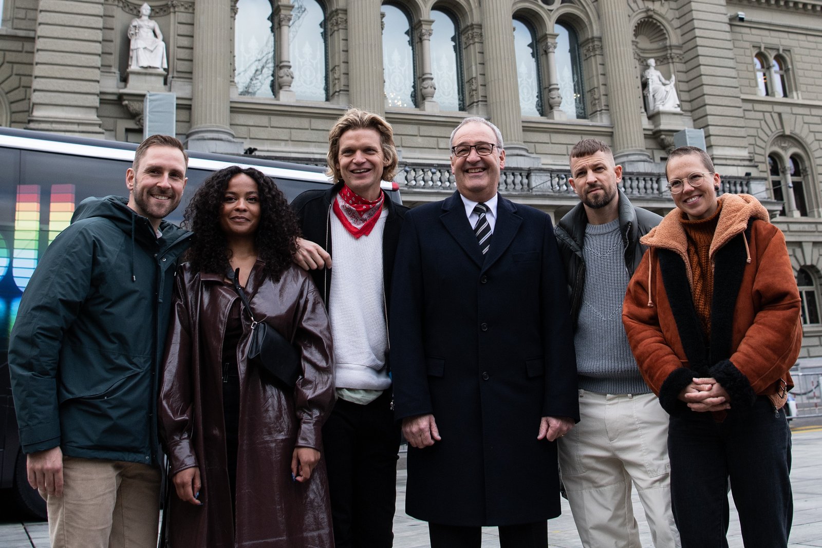 Bundespräsident Guy Parmelin, Mitte, posiert mit den Musikern Kunz, Danitsa, Dabu, Stress und Stefanie Heinzmann (von links). Bild: Keystone