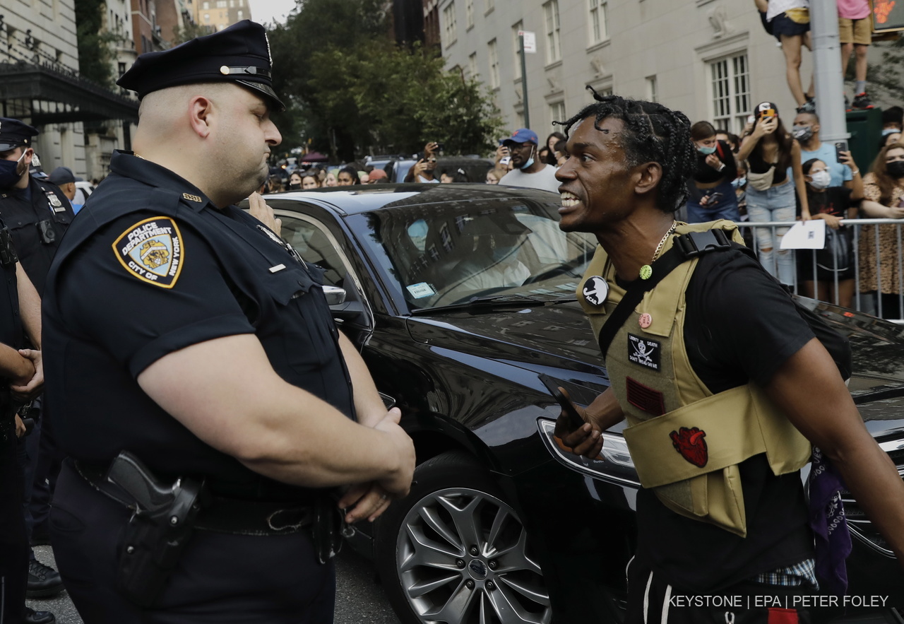 Angespanntes Verhältnis: US-Cops und Black-Lives-Matter-Demonstranten. Foto: Keystone