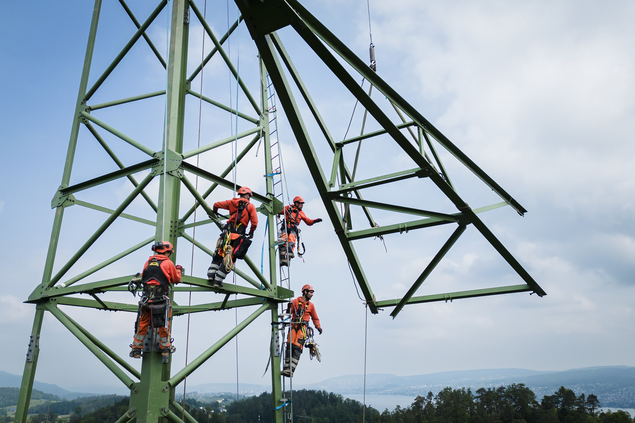 Es drohen Engpässe im Stromnetz: Bau einer Hochspannungsleitung im Kanton Zürich, Mai 2023. Bild: Keystone
