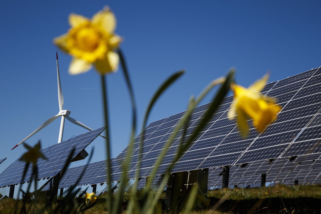Es drohen Versorgungslücken: Wind- und Solarenergie. Bild: Keystone